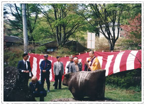 花祭りの日、畜魂碑の前では、野牧寺の住職がお経をあげます。 