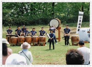 広場で太鼓の演奏をする荒船太鼓保存会のみなさん。 